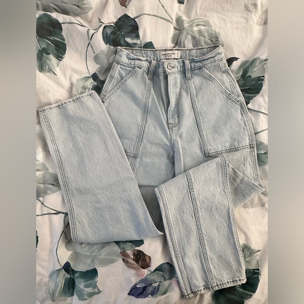 A & F The ‘90s Straight Ultra High Rise (Curve Love), Size 28/6s